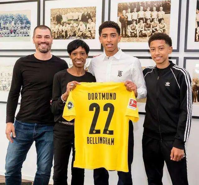 是坐在赛场 是坐在赛场